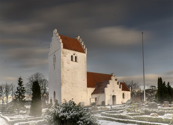 ND-filter og lang lukkertid. En lukkertid på 45 sekunder har givet nogle bløde skyer over Tuse kirke.